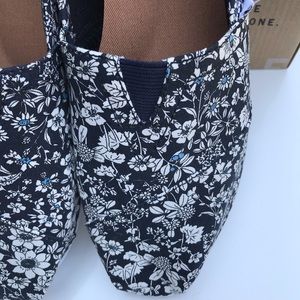 TOMS canvas slip on
